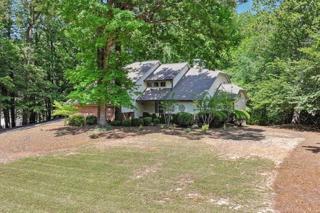 view of front of property featuring a front lawn