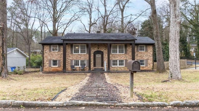 bi-level home featuring a front lawn