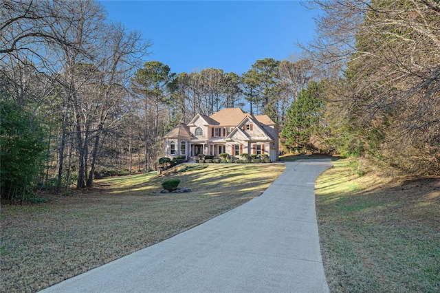 view of front facade featuring a front yard