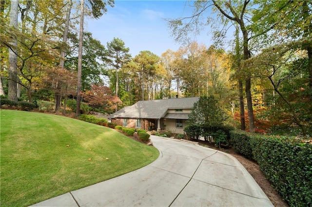 view of front of property featuring a front yard