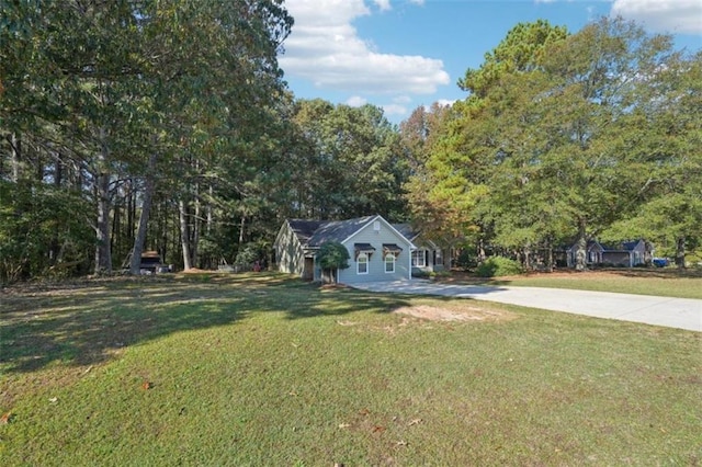 view of front facade featuring driveway and a front lawn