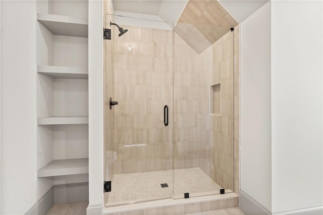 empty room with recessed lighting, crown molding, baseboards, and ceiling fan
