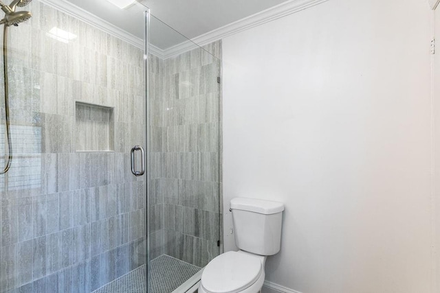 bathroom featuring crown molding, toilet, baseboards, and a stall shower