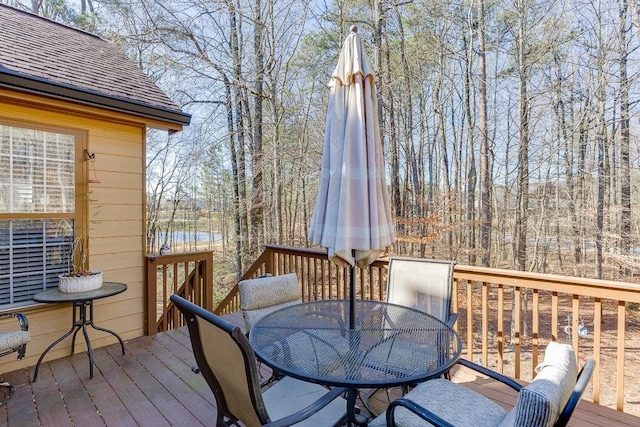 deck with outdoor dining space