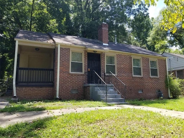 view of front of property featuring a front lawn