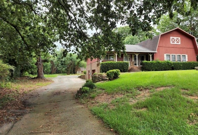 view of front of house featuring a front lawn