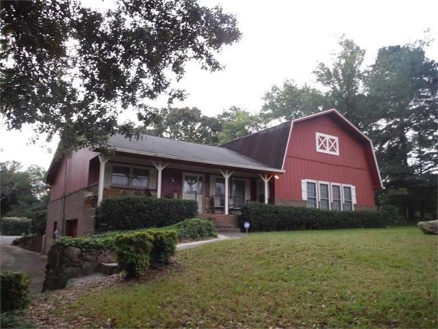 view of front of home with a front lawn