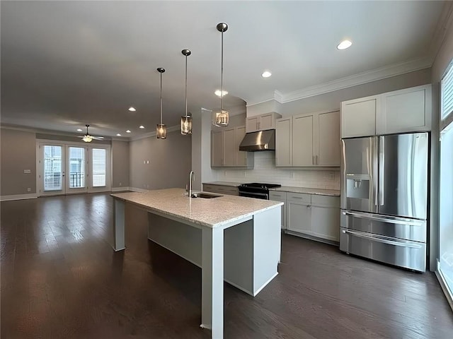 kitchen with backsplash, stainless steel refrigerator with ice dispenser, black electric range, ceiling fan, and an island with sink