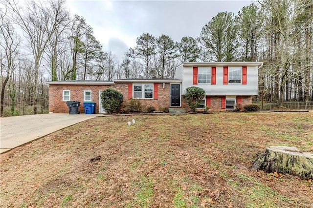 tri-level home featuring a front yard