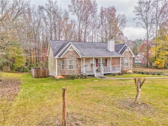 view of front of property featuring a front lawn and covered porch