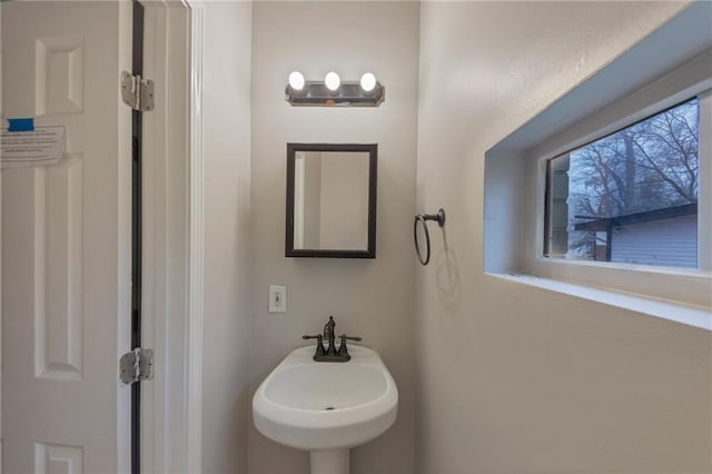 bathroom featuring sink