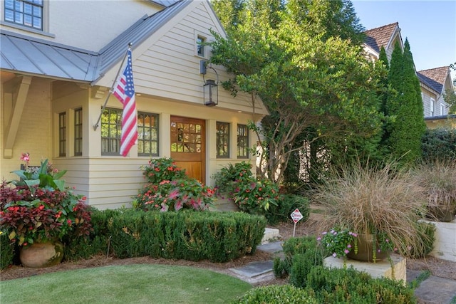 view of side of property featuring a lawn