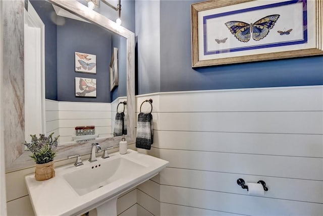 bathroom featuring sink