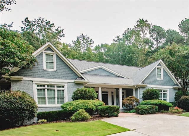 craftsman house featuring a porch and a front yard