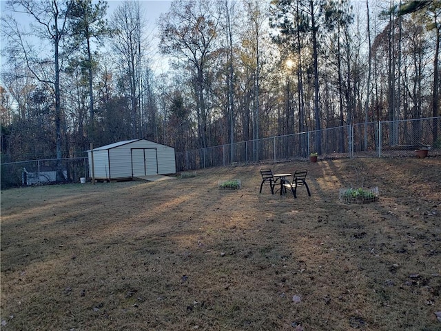 view of yard with a storage unit