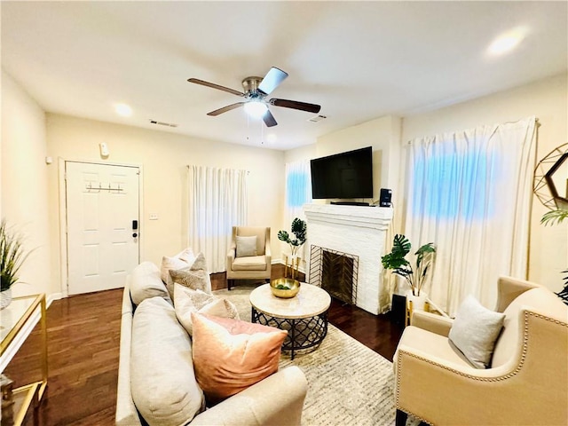 living room with dark wood-type flooring and ceiling fan