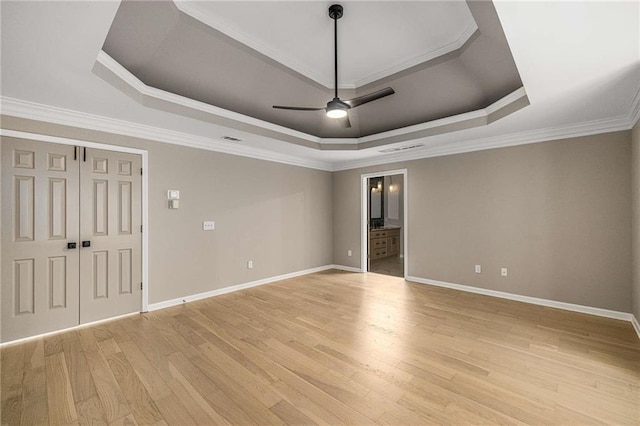 600 Oakmont Hl, Duluth, GA 30097 - empty room featuring a raised ceiling, light wood-style flooring, crown molding, and ceiling fan