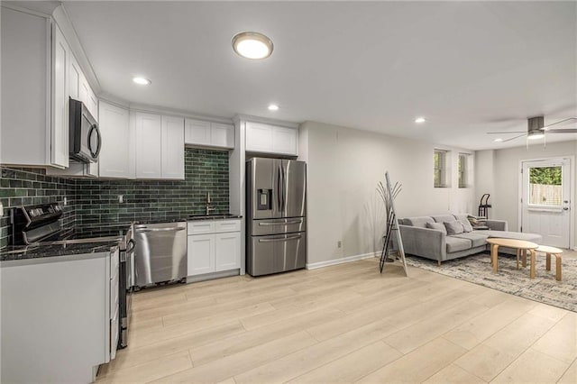 600 Oakmont Hl, Duluth, GA 30097 - kitchen with appliances with stainless steel finishes, open floor plan, light wood-type flooring, backsplash, and recessed lighting