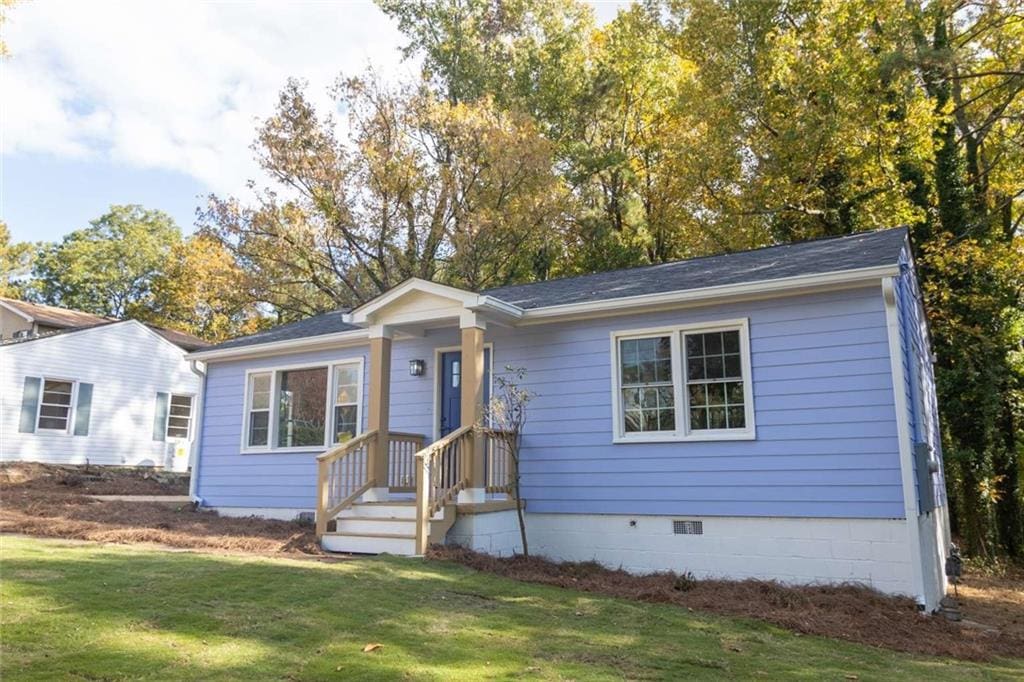 view of front of home featuring a front yard