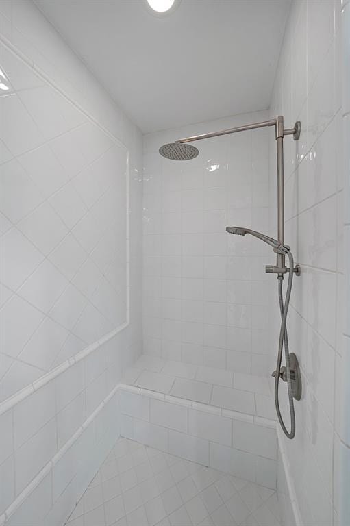 bathroom featuring tiled shower