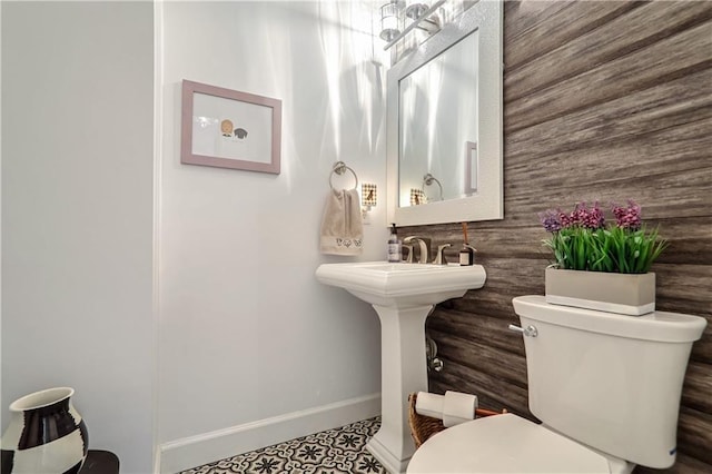 bathroom featuring toilet and baseboards