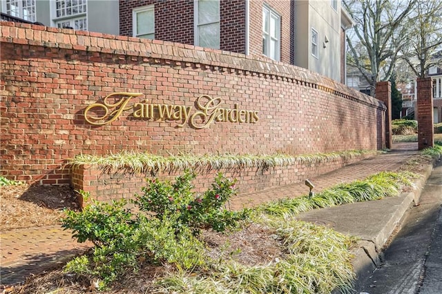 view of community / neighborhood sign