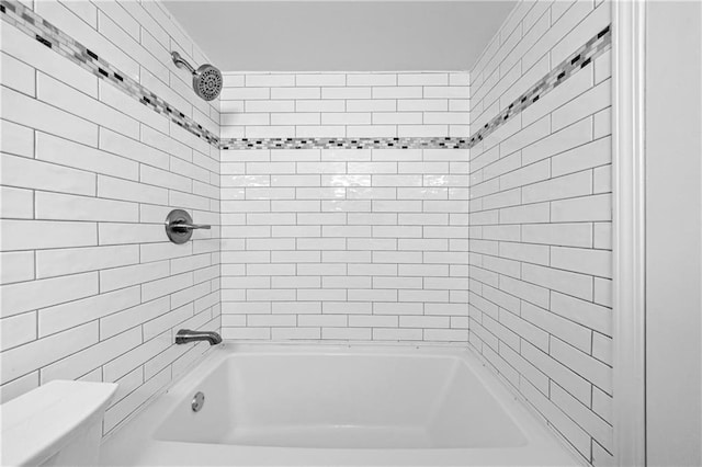 bathroom featuring tiled shower / bath