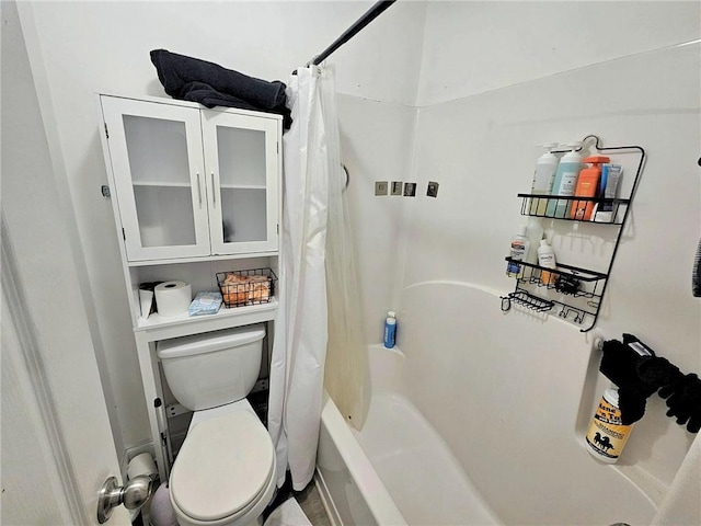 full bathroom featuring toilet and shower / tub combo with curtain