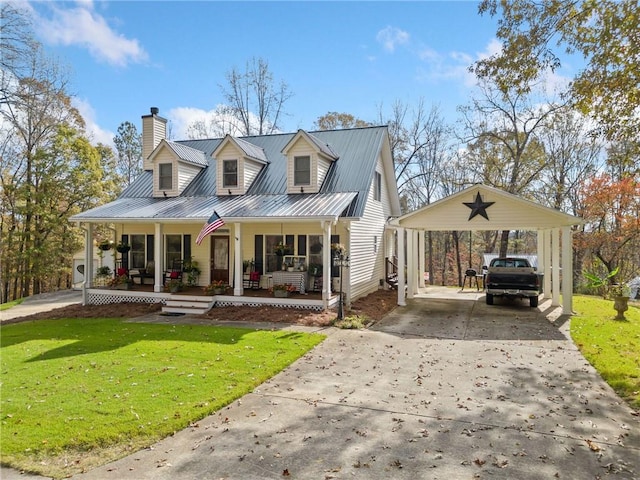 view of front of property featuring a front yard, a porch, and a carport