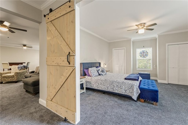 bedroom with ceiling fan, ornamental molding, a barn door, and dark carpet