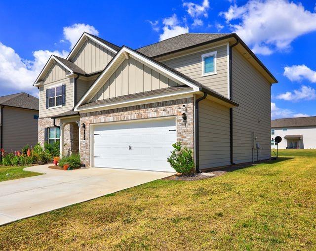 view of front facade featuring a front yard and a garage