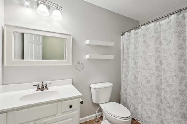 bathroom featuring a shower with shower curtain, baseboards, vanity, and toilet