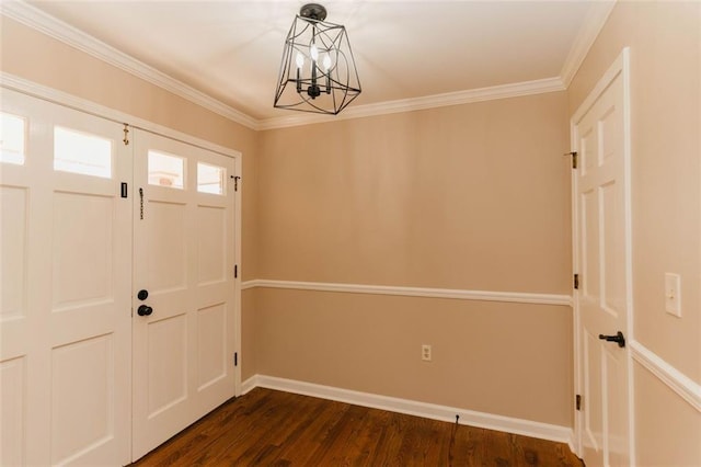 foyer featuring ornamental molding, dark hardwood / wood-style floors, and an inviting chandelier