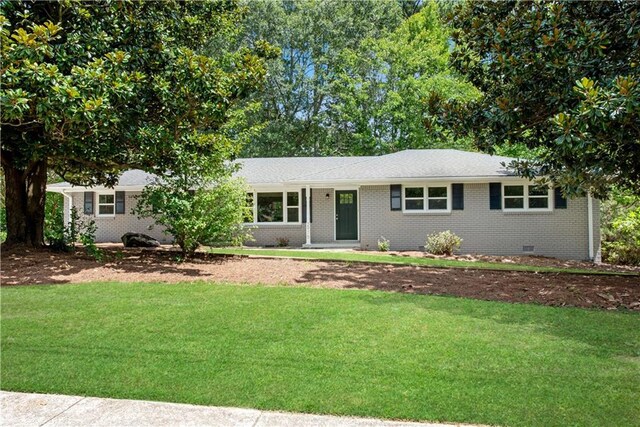 ranch-style house featuring a front yard