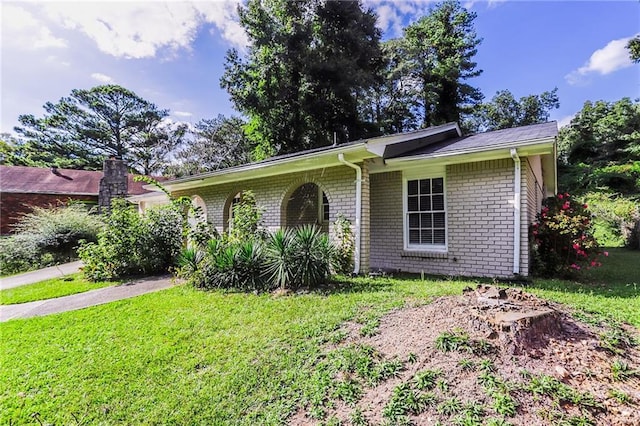 ranch-style home featuring a front lawn