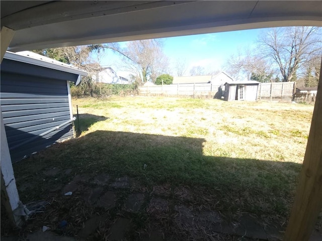 view of yard featuring an outdoor structure