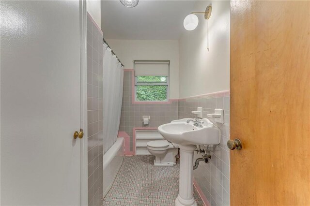 103 White Cir, Rockmart, GA 30153 - bathroom with tile patterned flooring, tile walls, shower / bath combo, toilet, and wainscoting