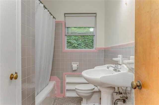103 White Cir, Rockmart, GA 30153 - full bathroom with toilet, tile walls, tile patterned flooring, shower / bath combo, and a wainscoted wall