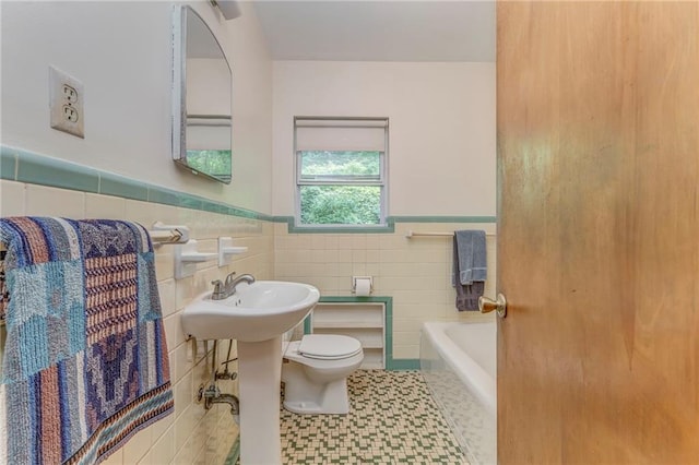 103 White Cir, Rockmart, GA 30153 - full bath with toilet, tile walls, a tub, and a wainscoted wall