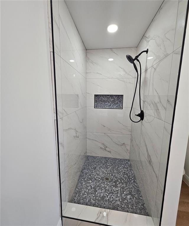 681 Burtons Cv, Hampton, GA 30228 - bathroom featuring a marble finish shower and recessed lighting