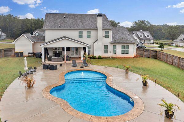 craftsman house with a garage and a front yard