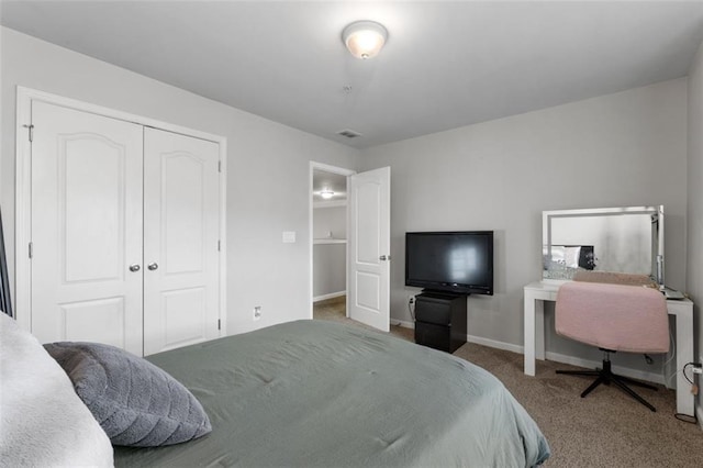 bedroom featuring carpet floors and a closet