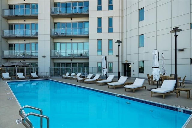 1100 Howell Mill Rd NW Unit 708, Atlanta, GA 30318 - community pool with a patio area