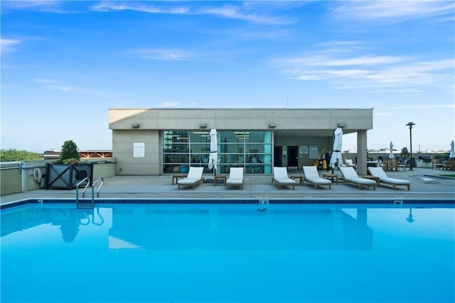 1100 Howell Mill Rd NW Unit 708, Atlanta, GA 30318 - community pool with a patio area