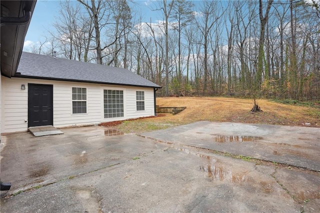 view of yard featuring a patio area