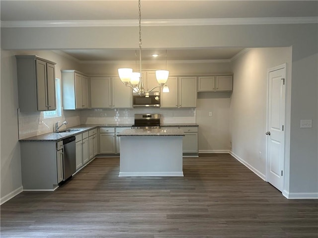 kitchen featuring stainless steel appliances, baseboards, an inviting chandelier, and dark wood-style floors