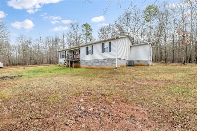 manufactured / mobile home featuring a front yard and crawl space