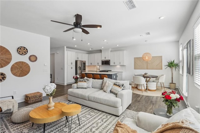 living area featuring recessed lighting, visible vents, dark wood-style flooring, and ceiling fan