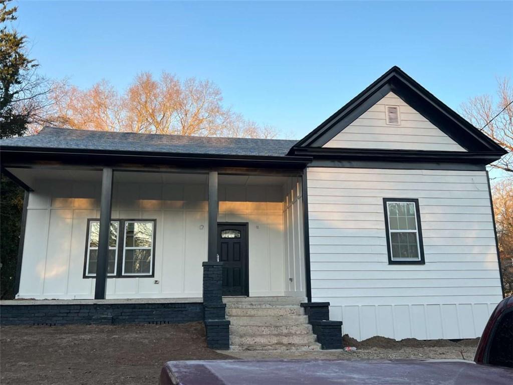 view of front of property with covered porch