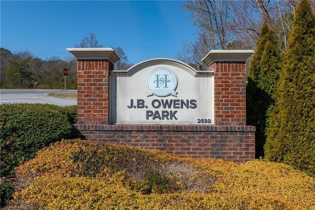 view of community / neighborhood sign